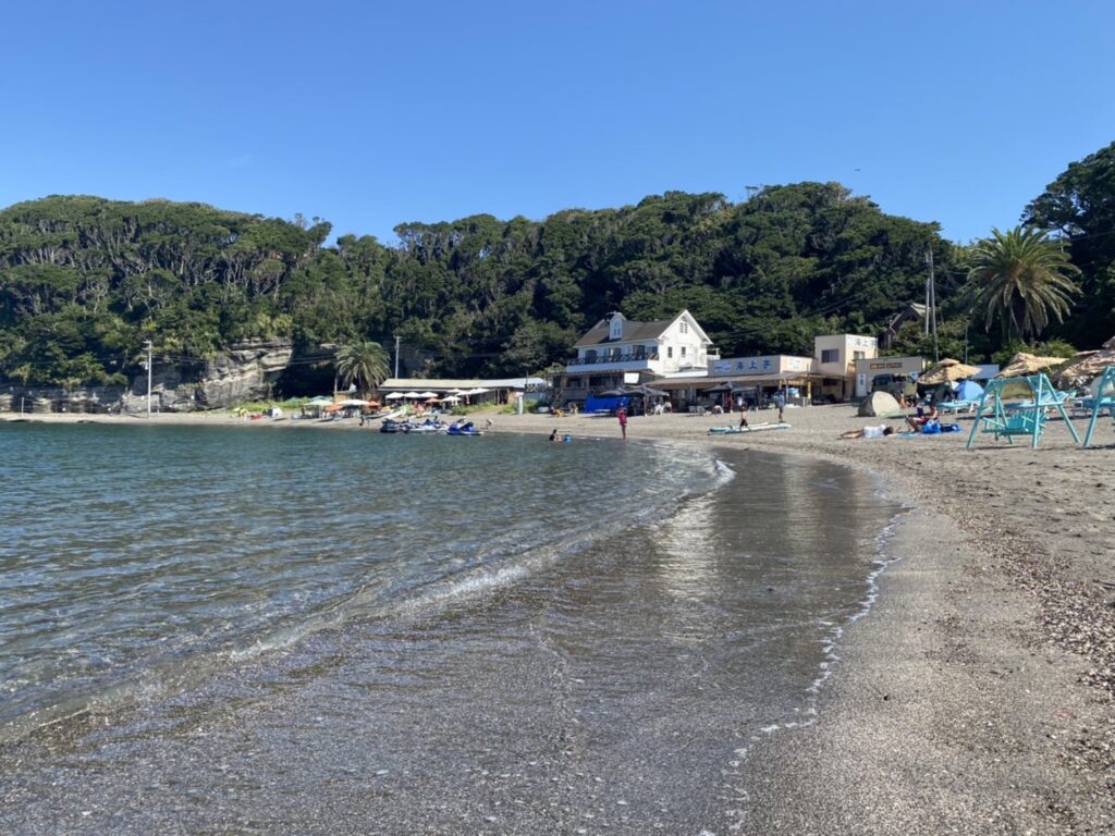 三浦市の透明度が高い荒井浜海水浴場を撮影した写真