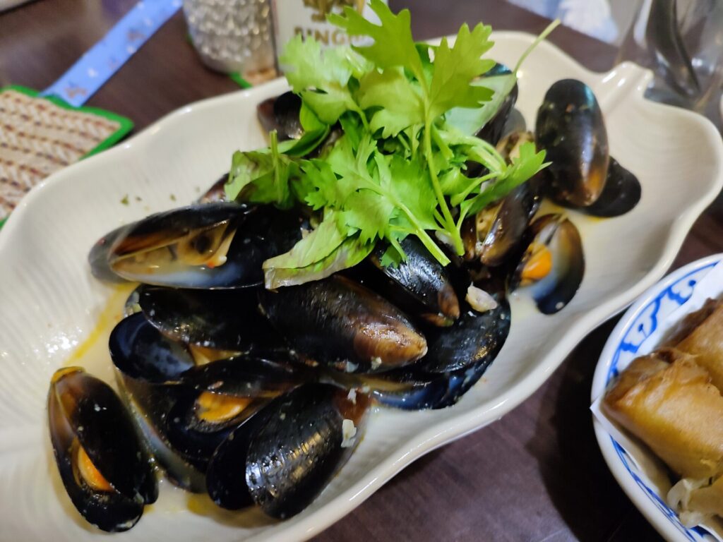 三浦市のタイ料理屋のトムヤムクンで提供されているムール貝のニンニク蒸しを撮影した写真