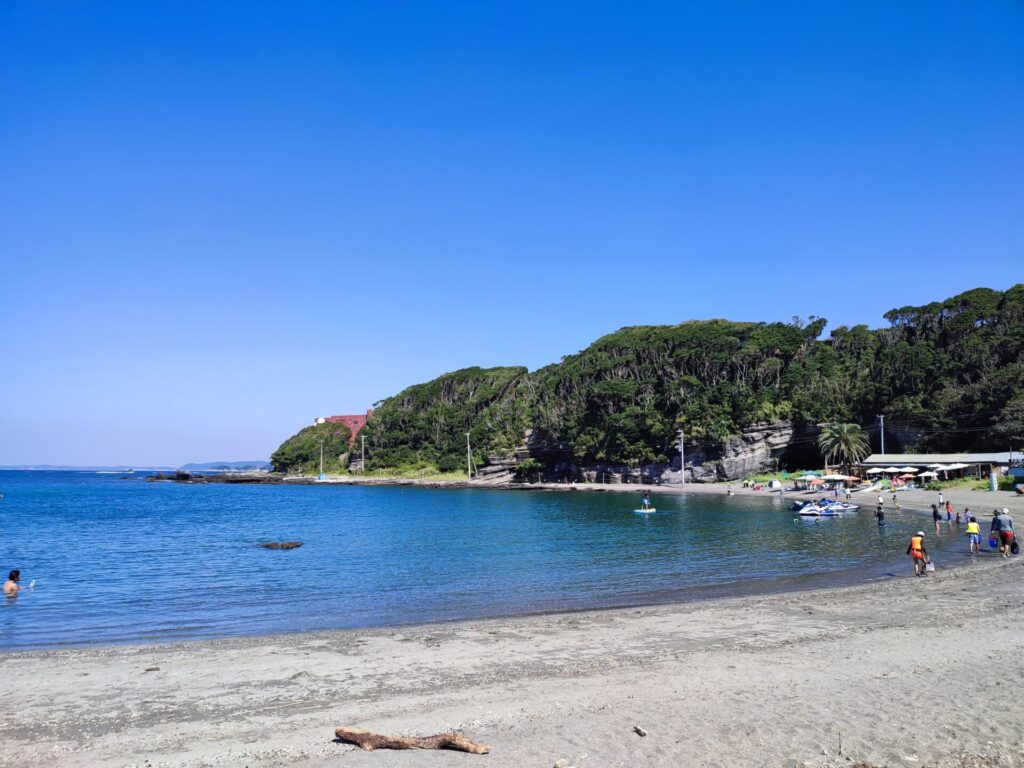 三浦市の透明度が高い荒井浜海水浴場のビーチを撮影した写真