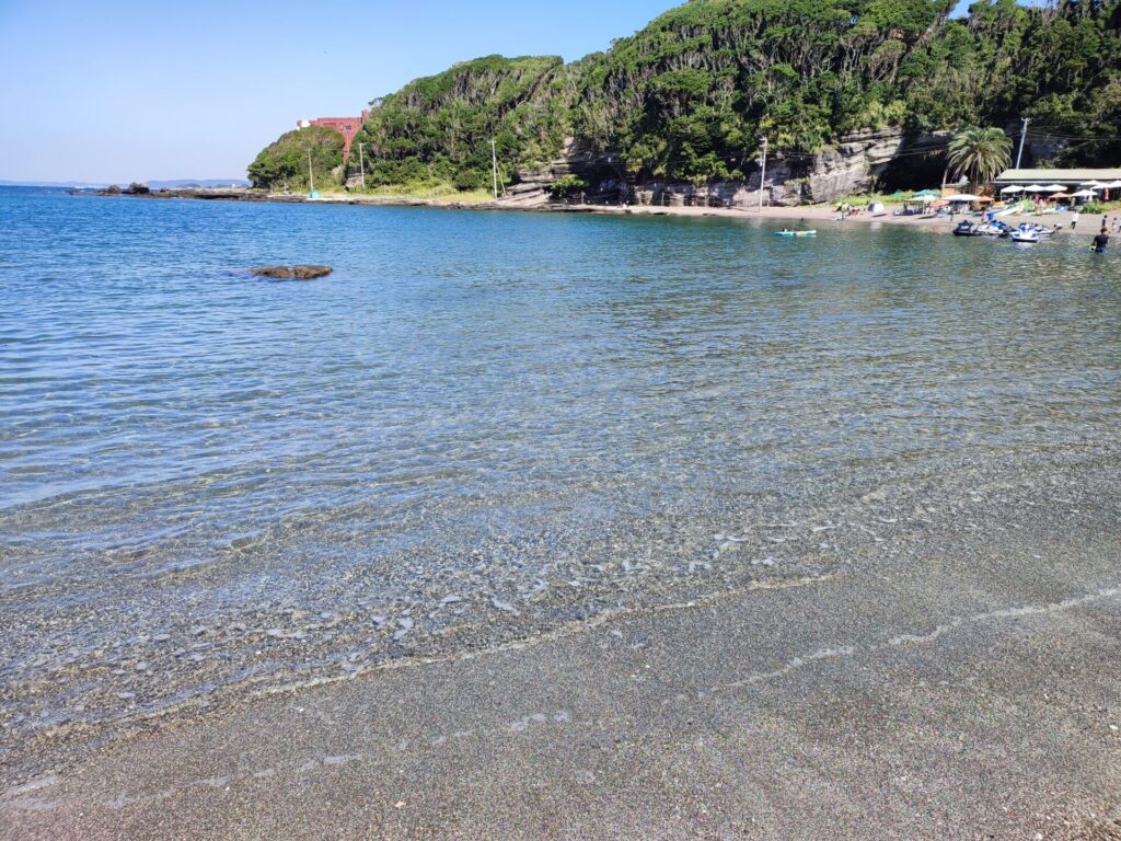 三浦市の透明度が高い荒井浜海水浴場の海を撮影した写真