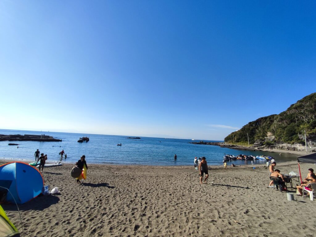 三浦市の透明度が高い荒井浜海水浴場の砂浜を撮影した写真