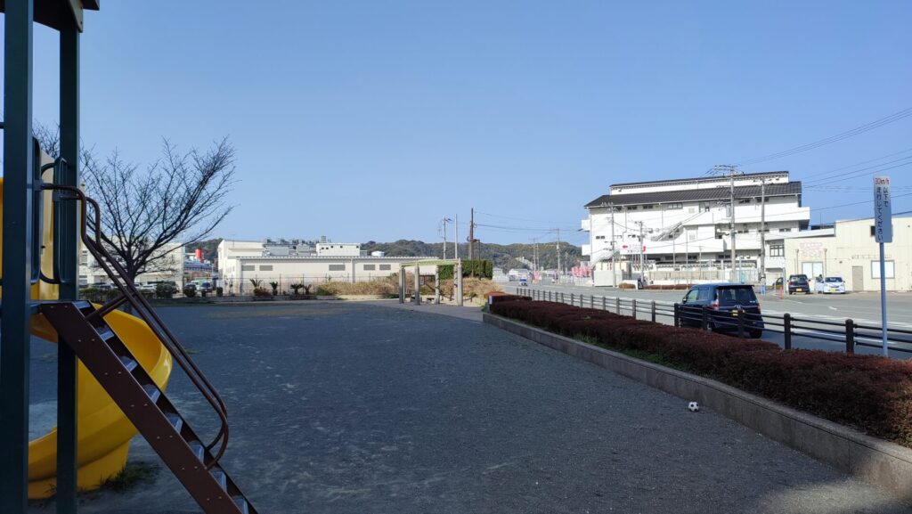 コロッケ公園の前に駐車スペースを撮影した写真