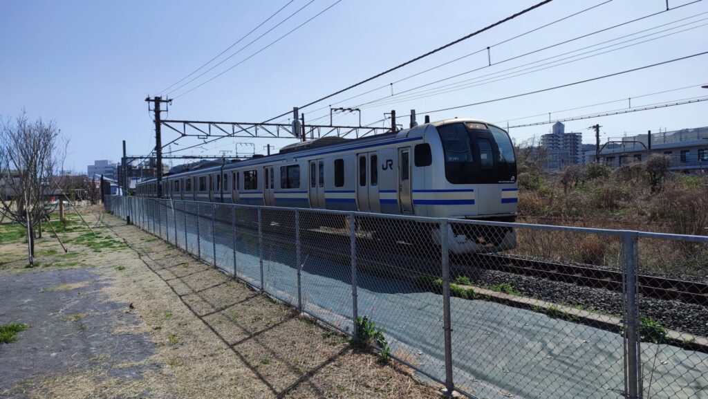 久里浜でんしゃ公園から見れる横須賀線の電車を撮影した写真