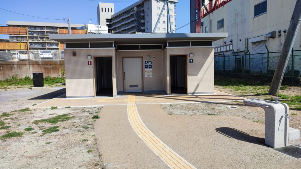 久里浜でんしゃ公園のトイレを撮影した写真