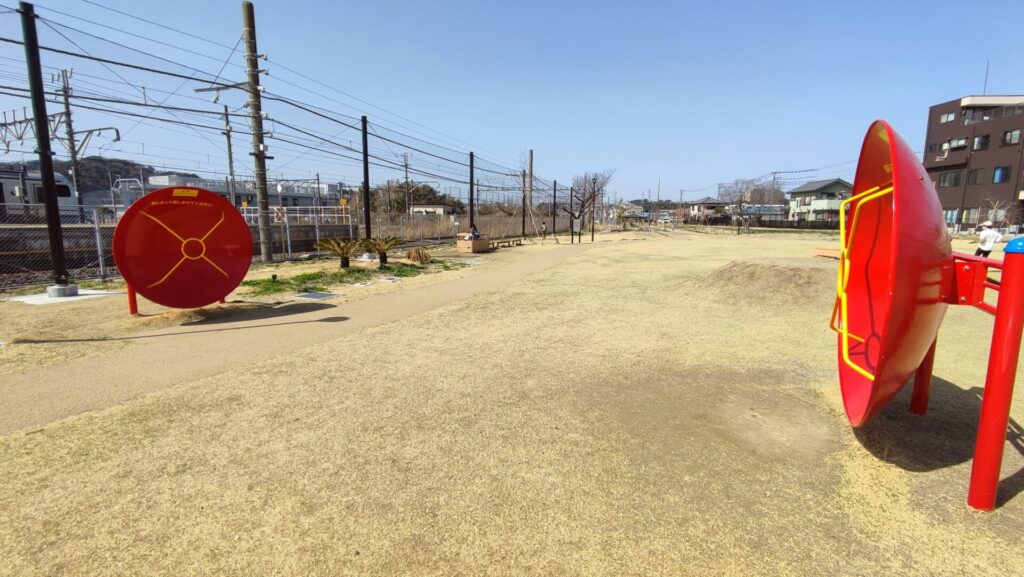 久里浜でんしゃ公園音響遊具全体を撮影した写真