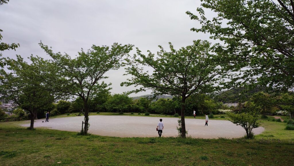 横須賀市池上公園のテニスコート１．５面分の広場を撮影した写真