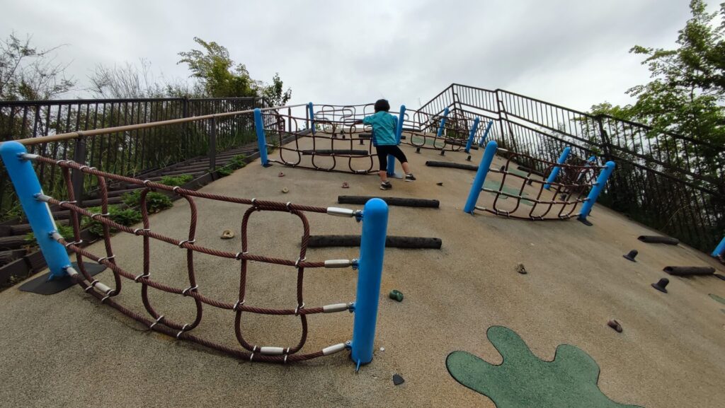 横須賀市池上公園のロッククライミングのように上る遊具を撮影した写真