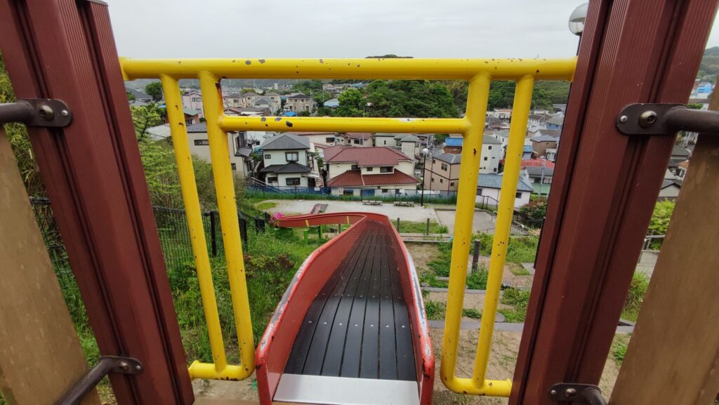 横須賀市池上公園の長いすべり台上からの景色を撮影した写真