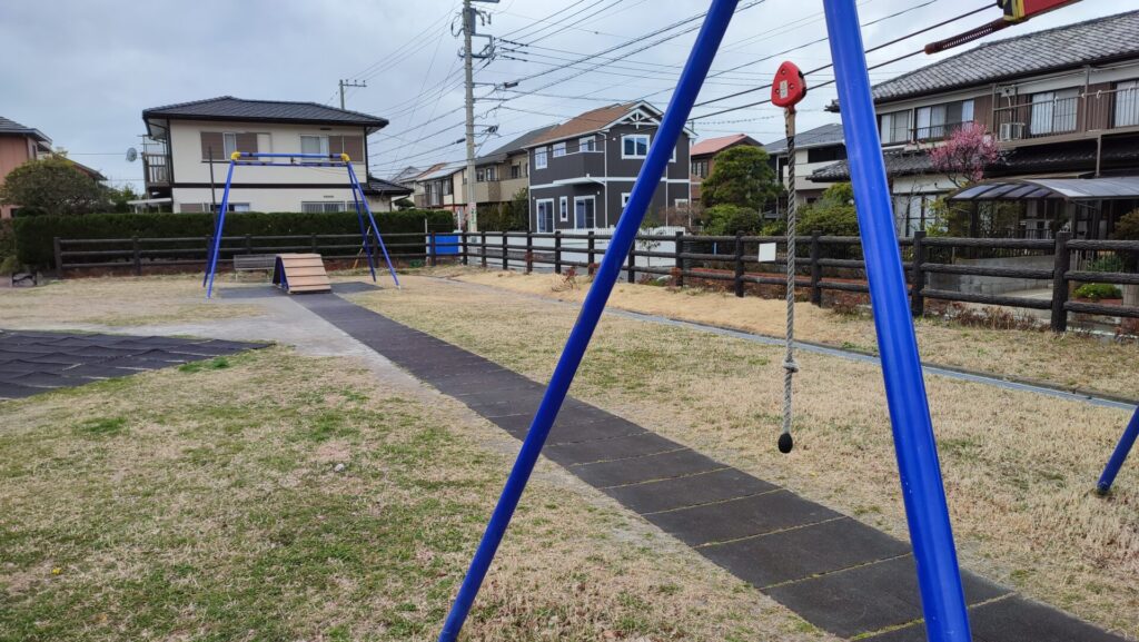 馬堀海岸3丁目公園のターザンロープの遊具を撮影した写真