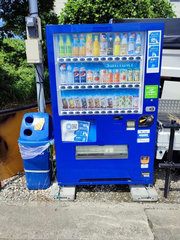 長坂公園にある自動販売機を撮影した写真