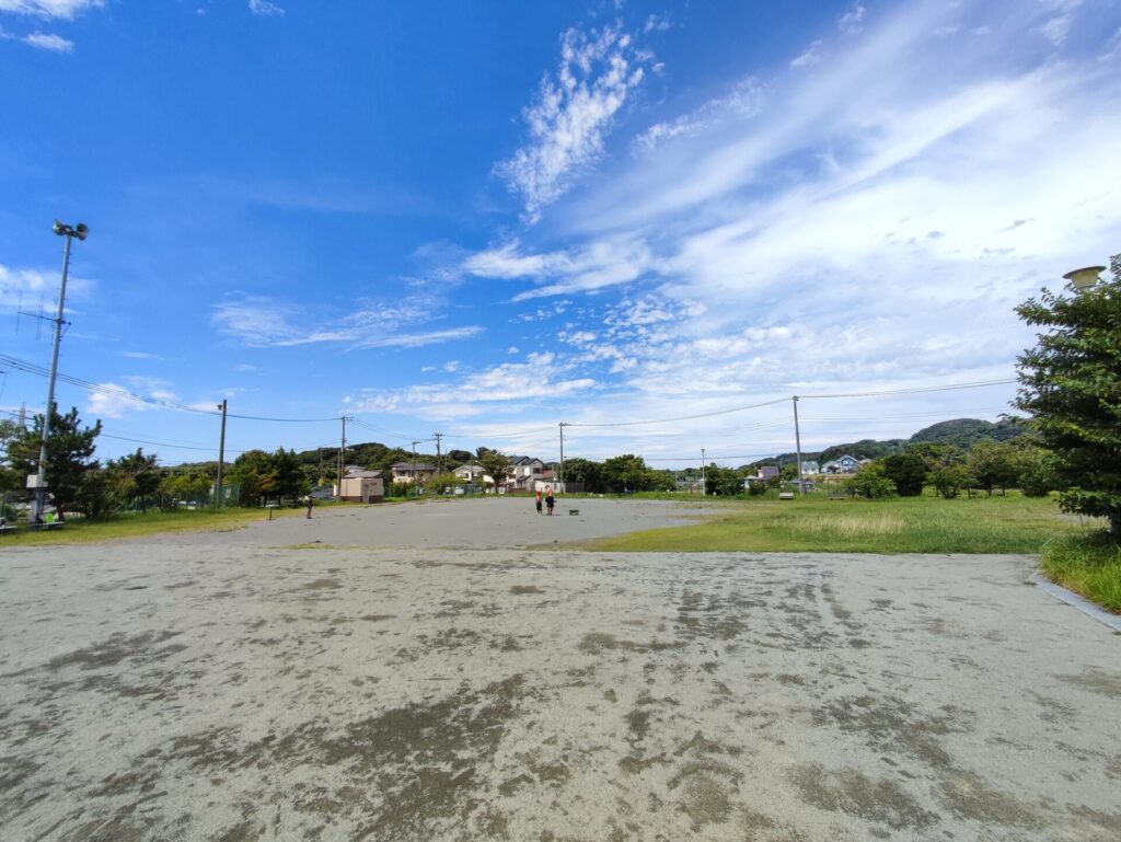 長坂公園のストライダーで遊べる広さの広場を撮影した写真