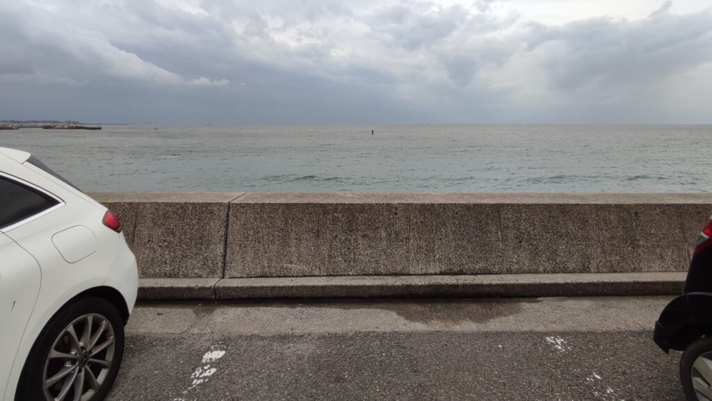 立石公園の海側の駐車場は海が目の前に広がる景観を撮影した写真