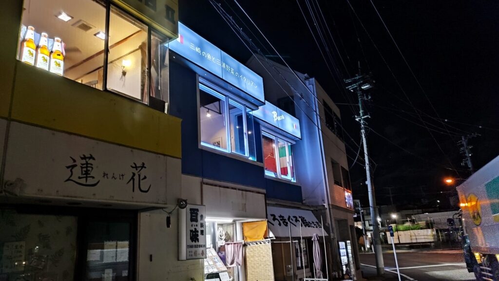 夜の店の外観