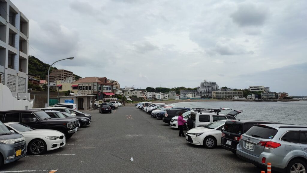 立石公園の駐車場は海側と道路側に分かれている状況を撮影した写真